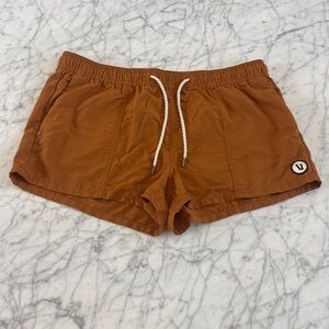 Vuori Womens Sunwashed Short Lightweight Water Resistant Sz L Turmeric